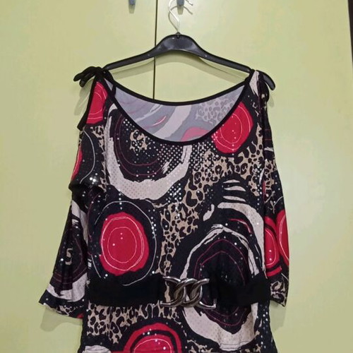 Elastic blouse like new, multicolored, with off-shoulder and belt