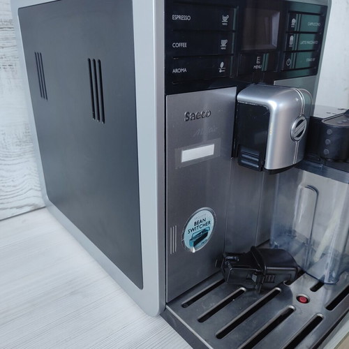 Saeco Moltio One Touch Cappuccino espresso machine with milk carafe and bean switcher