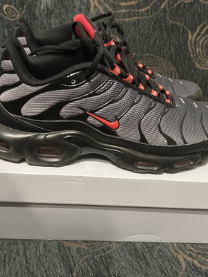 Nike TN Plus size 45 like new, black and red sneakers