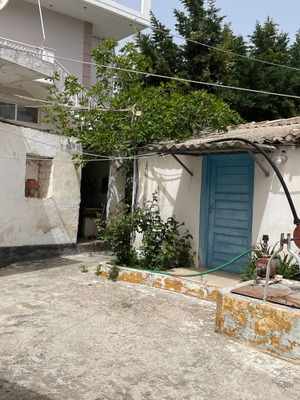 οικόπεδο εντός σχεδίου επί ασφαλτοστρωμένου δρόμου συνολικής έκτασης 1.077,13 τμ