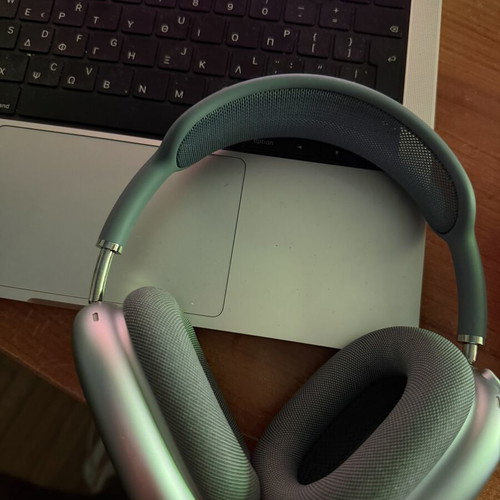 AirPods Max like new, bought April 2026