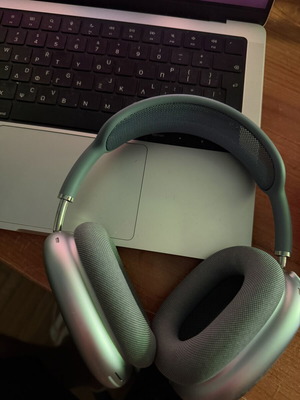 AirPods Max like new, bought April 2026