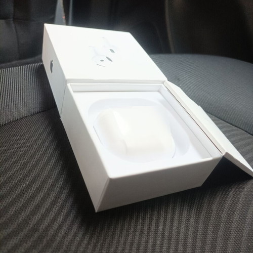 AirPods 4 used, like new with box