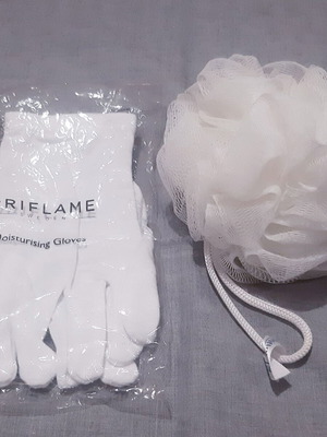 Σετ Spa Oriflame με βαμβακερά γάντια ενυδάτωσης και σφουγγάρι απολέπισης