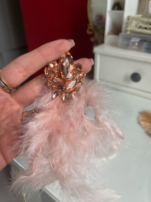 Earrings with pink feathers new