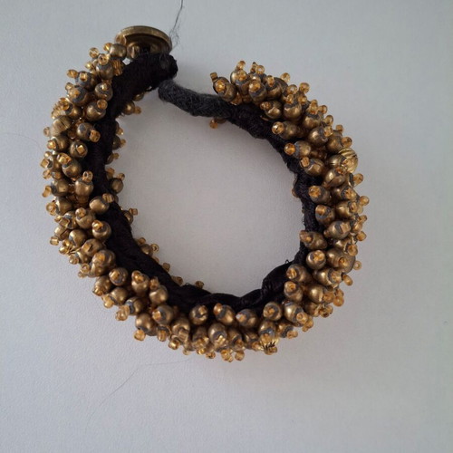 Women's bracelet used with bronze details and velvet fabric