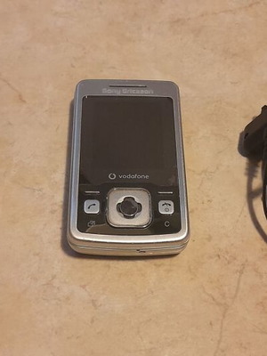 Sony Ericsson cell phone used with 2 chargers silver