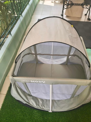 Aeromoov Instant Travel Cot like new with mosquito net and sunshade