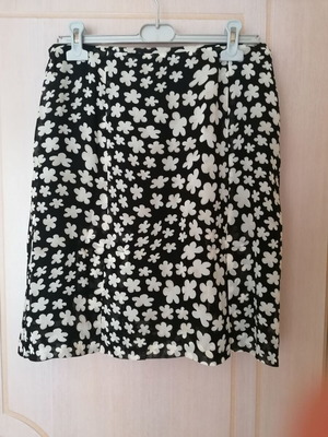 Alain Manoukian skirt L new with inner lining, pleated fabric