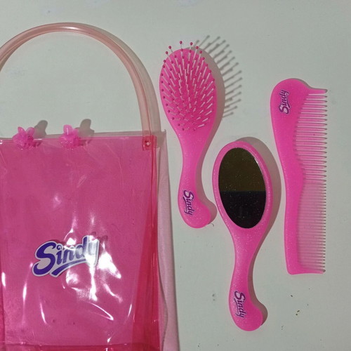 Sindy Hasbro 90's doll with mirror and brush in great condition