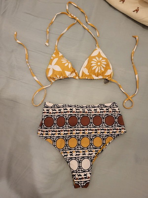 Σετ bikini Celestino σαν καινούργιο, ψηλόμεσο, με ρετρό floral σχέδιο