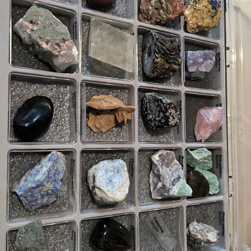 Mineral collection new, 40 large minerals with 2 cases and magazines