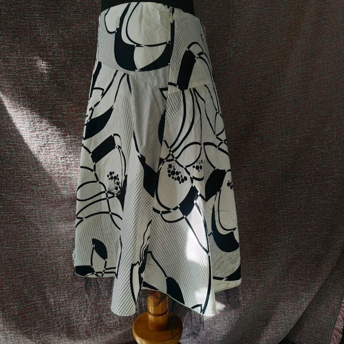 Toi & Moi Y2K skirt size L like new, black and white
