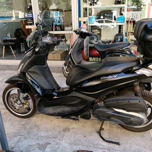 Piaggio Beverly 350 Police like new, with original top case and alarm