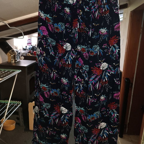 Women's zip culotte pants like new with floral print on blue