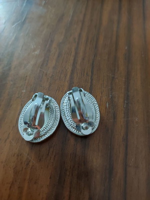 Earrings used without damages