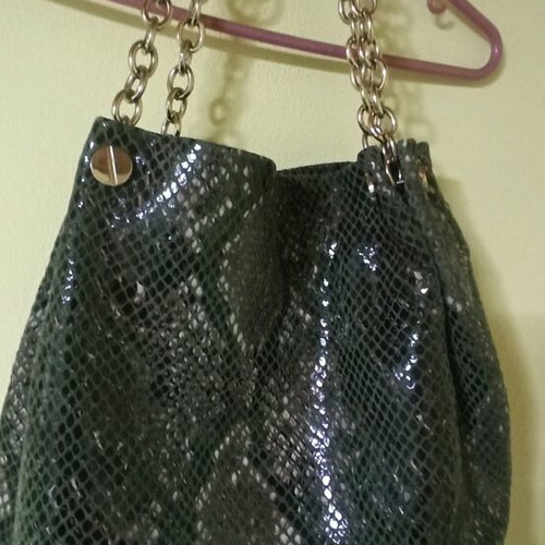 Leather shoulder bag like new, medium size, snake print, green