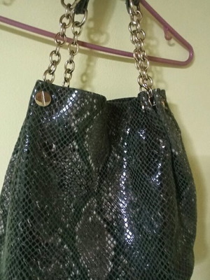 Leather shoulder bag like new, medium size, snake print, green