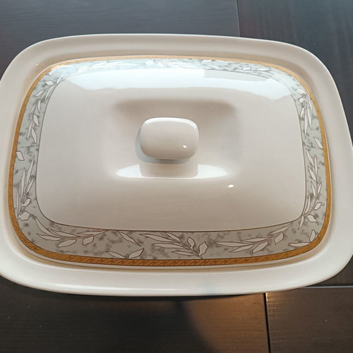 Heat-resistant serving dish with lid and metal base vintage style like new