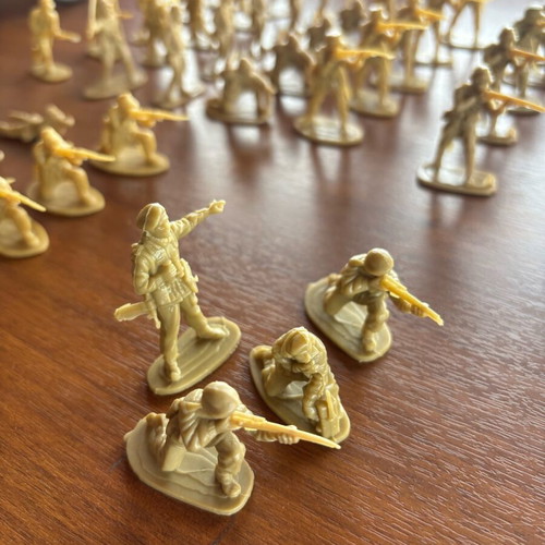 Vintage toy soldiers used, large set of 57 pieces, ecru plastic
