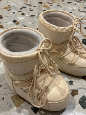 Moon Boot ankle boots like new, white, sizes 39-41