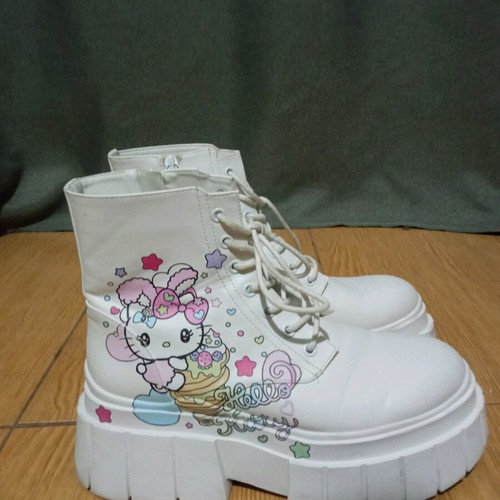Hello Kitty Bershka boots used, size 40