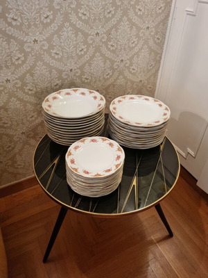 Porcelain dinnerware set like new, 36 pieces with floral and gold decoration