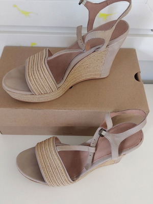 Ugg platforms size 41, like new, beige