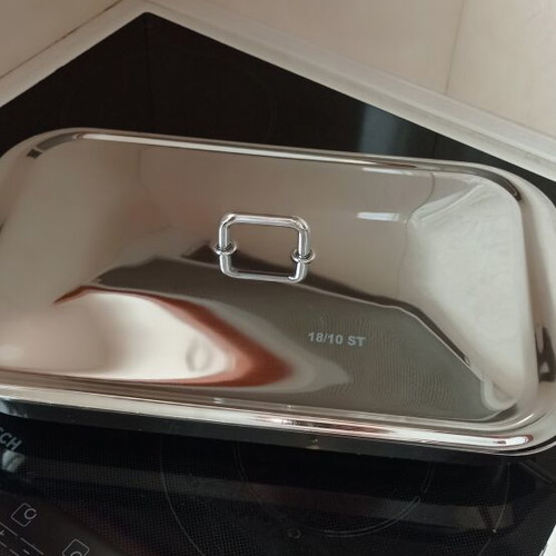 Glass Pyrex with stainless steel base and lid like new