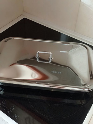 Glass Pyrex with stainless steel base and lid like new