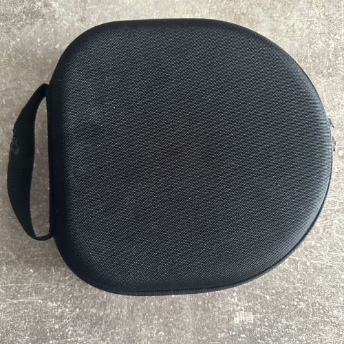 Headset carrying case like new, hard plastic protection