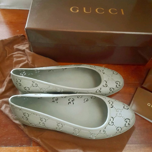 Gucci ballet flats with rubber logo like new, gray, size 37