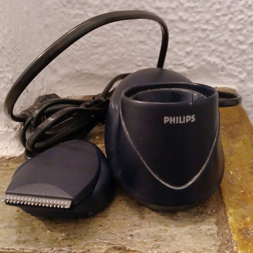 Philishave Cool Skin shaver charger used with trimming attachment