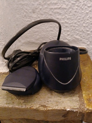 Philishave Cool Skin shaver charger used with trimming attachment