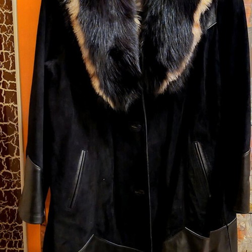 Collectible leather coat with detachable natural fox fur like new, black