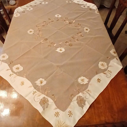 Table linens set like new, 7 pieces with embossed designs