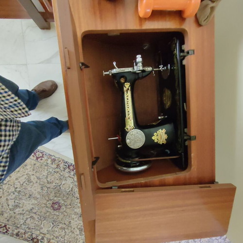 Striglis sewing machine like new, fully functional