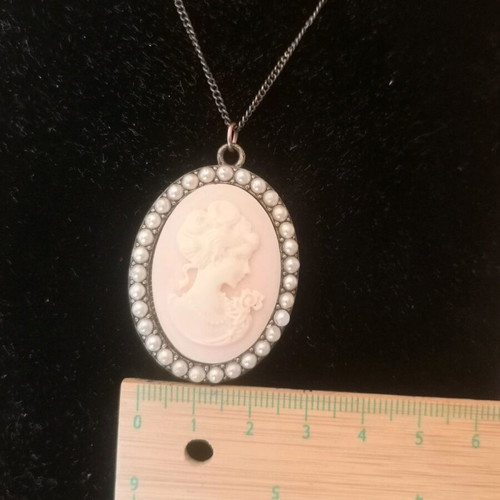 Cameo Vintage Faux Bijoux Pendant Necklace like new