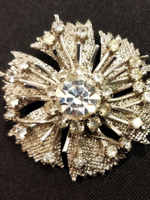 Sparkling pin like new, silver