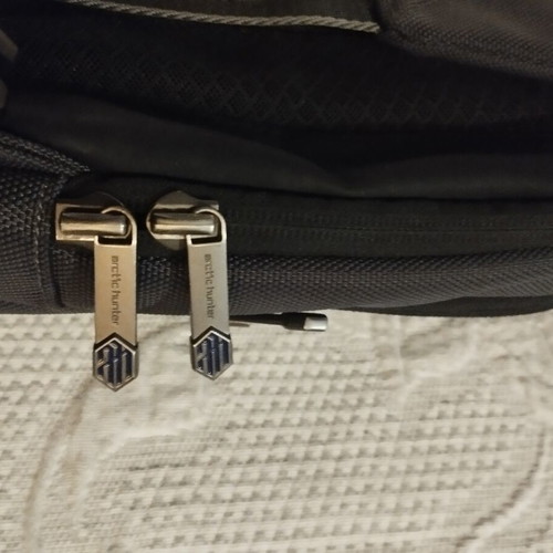 Arctic Hunter XB00541 Crossbody Sling Bag like new, black