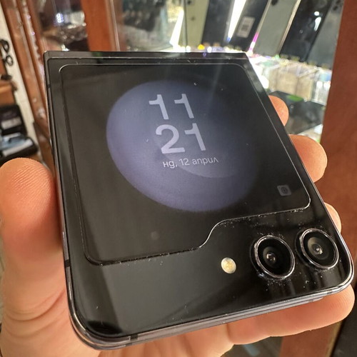 Samsung Galaxy Z Flip5 512 GB like new smartphone