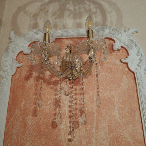 Small chandelier and two wall lamps like new