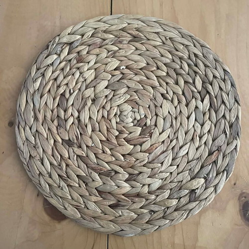 Seagrass round placemats set of 6 like new, natural beige