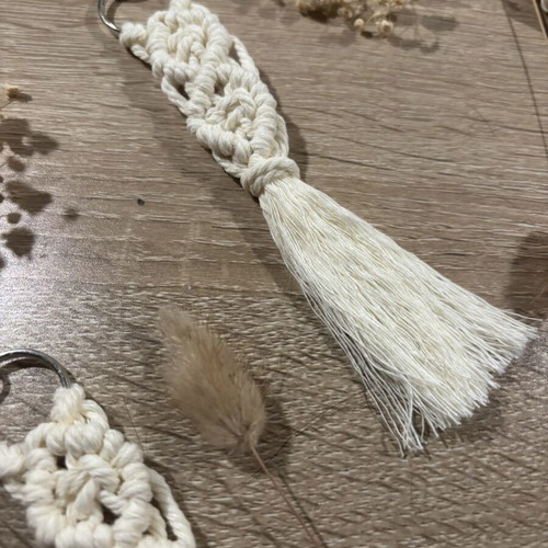 Macramé keychain like new, white