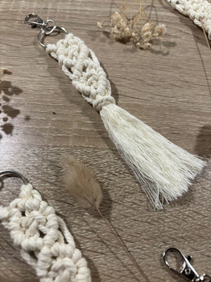 Macramé keychain like new, white