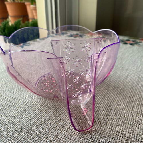 Plastic Daisy Bowl like new that looks like glass