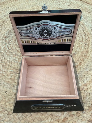 Camacho Triple Maduro συλλεκτικό κουτί πούρων σαν καινούργιο