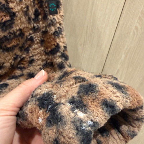 Leopard fleece used, warm and soft with pockets and zipper
