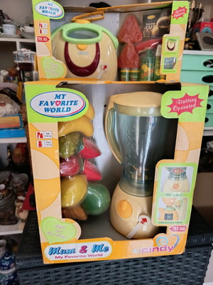 Mum & Me kitchen toys new, battery operated, set of 2