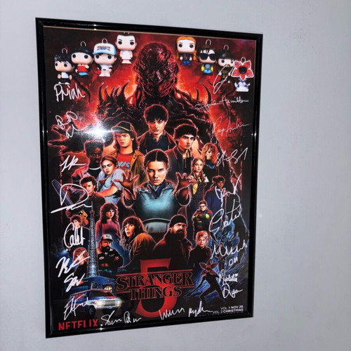 Stranger Things Season 5 Poster με υπογραφές και προσαρμοσμένες φιγούρες Kinder Joy, καινούργιο